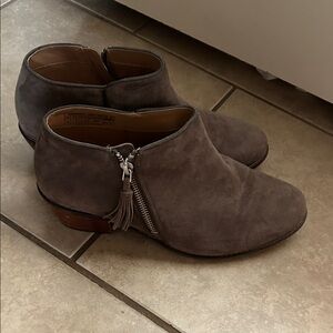 Vionic 9 Taupe Suede Ankle Boots